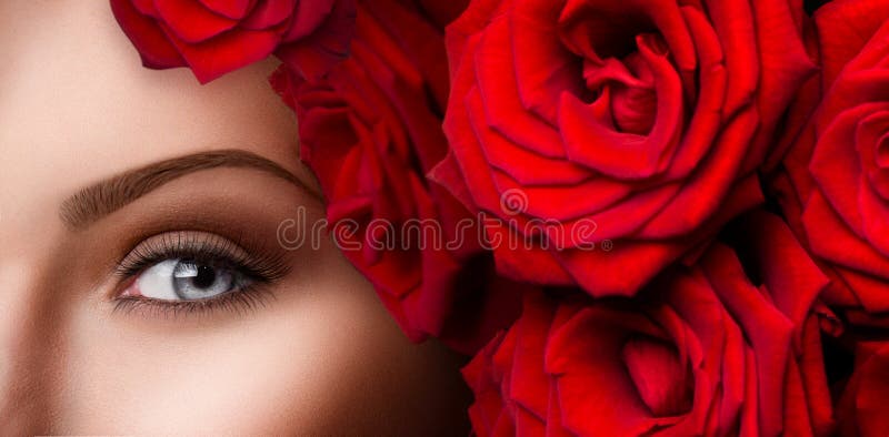 Mooi vrouwen blauw oog met rode rozen royalty-vrije stock afbeeldingen Mooi vrouwen blauw oog met rode rozen royalty-vrije stock afbeeldingen