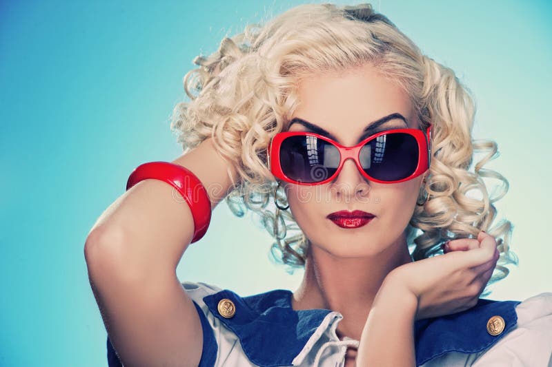 Charmant retroportret van een vrouw stock foto's