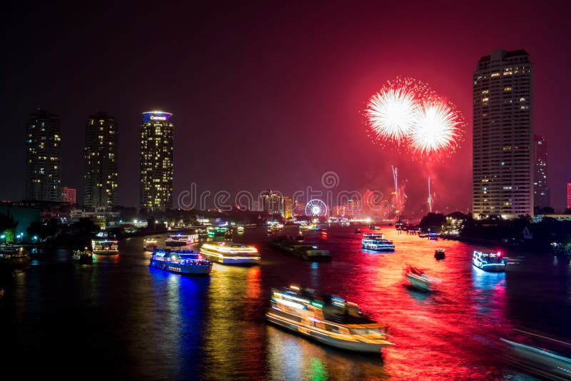 Mooi vuurwerk over rivier stock foto's Mooi vuurwerk over rivier stock foto's