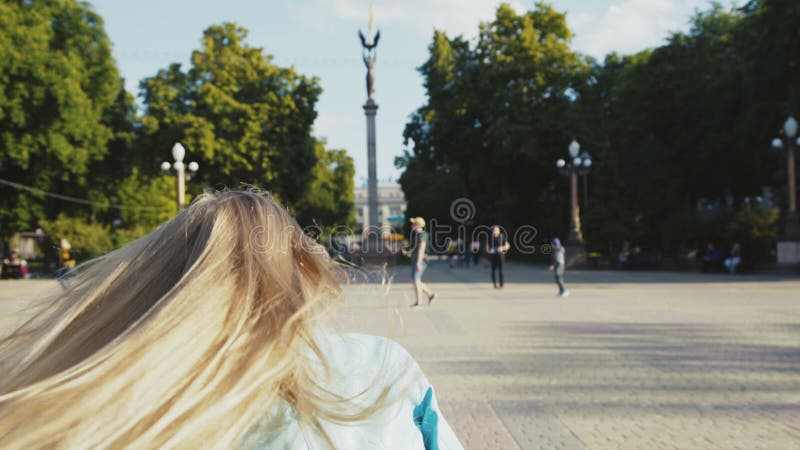 Mooi weinig blonde die op het stadsgebied lopen Achter kijk 4K