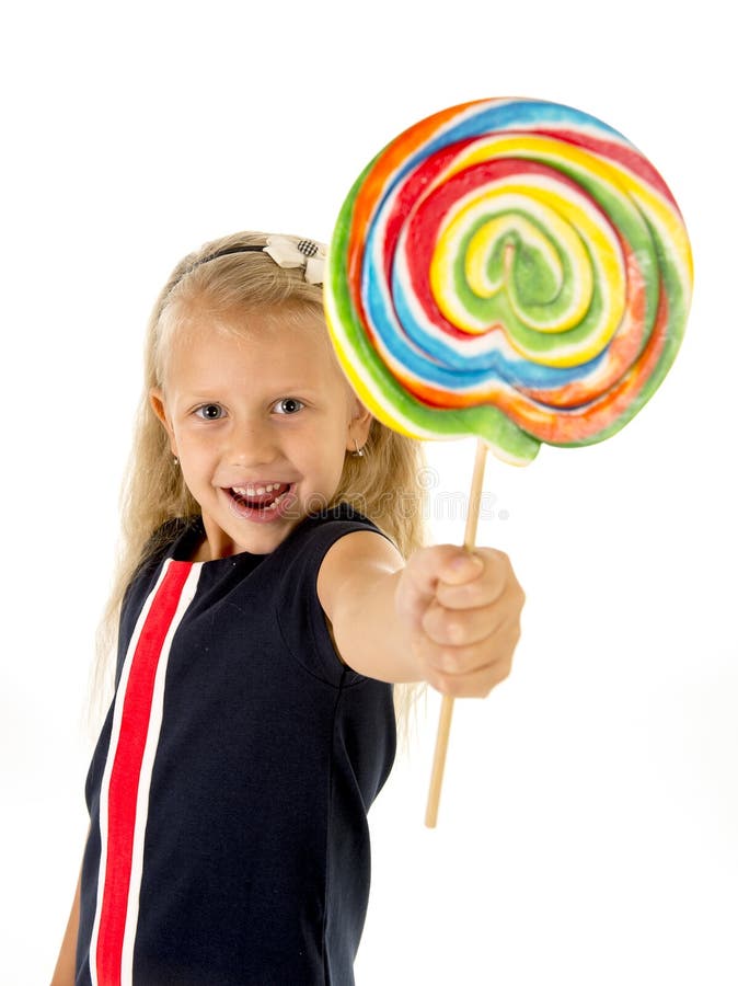 Mooi weinig vrouwelijk kind die met zoete blauwe ogen het reusachtige lolly spiraalvormige suikergoed glimlachen gelukkig houden royalty-vrije stock foto Mooi weinig vrouwelijk kind die met zoete blauwe ogen het reusachtige lolly spiraalvormige suikergoed glimlachen gelukkig houden royalty-vrije stock foto