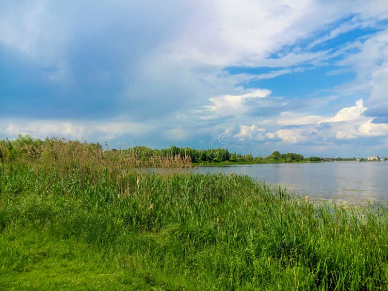 Mooie aard, rivier en bewolkte blauwe hemel stock foto Mooie aard, rivier en bewolkte blauwe hemel stock foto