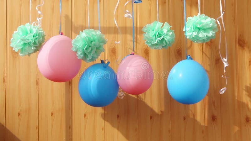 Mooie achtergrond met blauwe en roze luchtballonnen gefeliciteerd met verjaardag