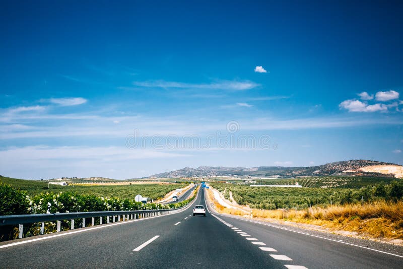 Mooie asfaltsnelweg, autosnelweg, weg in Andalusia, Spanje royalty-vrije stock fotografie Mooie asfaltsnelweg, autosnelweg, weg in Andalusia, Spanje royalty-vrije stock fotografie