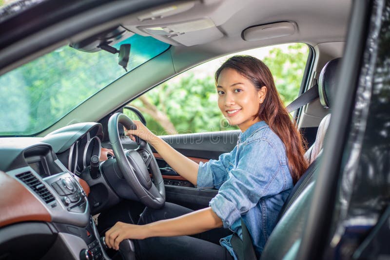 Mooie Aziatische en vrouw die glimlachen genieten van het drijven van een auto op weg voor reis royalty-vrije stock foto Mooie Aziatische en vrouw die glimlachen genieten van het drijven van een auto op weg voor reis royalty-vrije stock foto