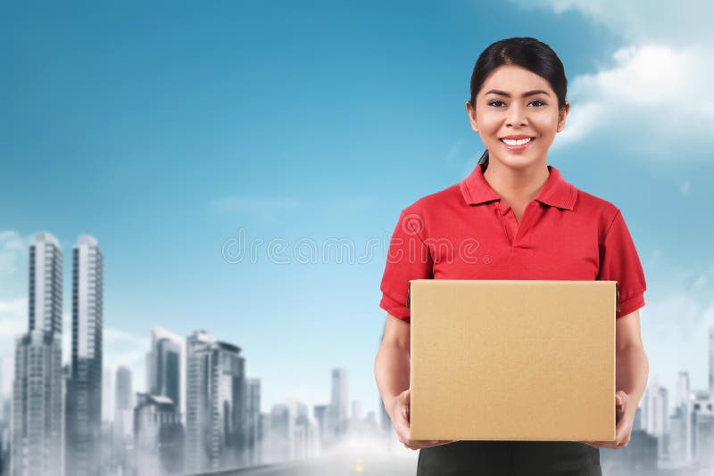 Mooie Aziatische leveringsvrouw die pakket leveren stock foto's Mooie Aziatische leveringsvrouw die pakket leveren stock foto's