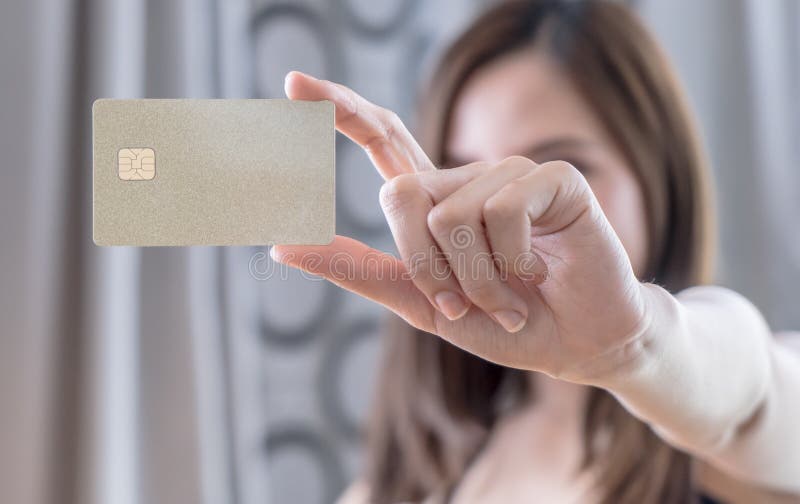 Mooie Aziatische vrouw die gouden creditcard houden stock fotografie Mooie Aziatische vrouw die gouden creditcard houden stock fotografie