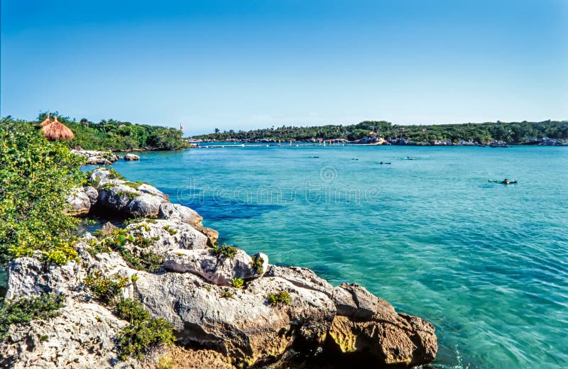 Mooie baai met turkooise wateren en rotsachtige kustlijn van Xel H stock fotografie Mooie baai met turkooise wateren en rotsachtige kustlijn van Xel H stock fotografie