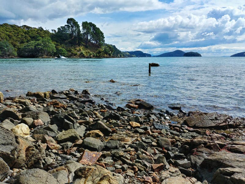 Mooie baai op Coromandel-schiereiland, duidelijk water en steenachtig strand, Nieuw Zeeland stock afbeeldingen Mooie baai op Coromandel-schiereiland, duidelijk water en steenachtig strand, Nieuw Zeeland stock afbeeldingen
