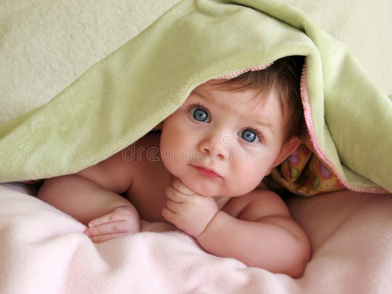 Mooie baby onder deken