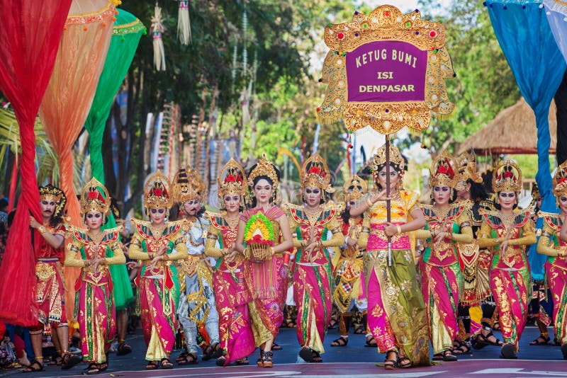 Mooie Balinese mensengroep in kleurrijke sarongs op parade stock fotografie Mooie Balinese mensengroep in kleurrijke sarongs op parade stock fotografie