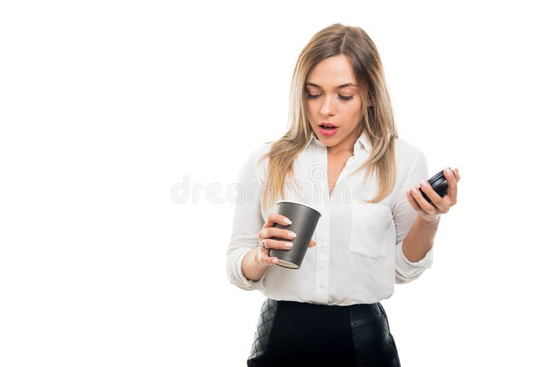 Mooie bedrijfsvrouw kijken die die in meeneemkoffiekop wordt verrast stock fotografie Mooie bedrijfsvrouw kijken die die in meeneemkoffiekop wordt verrast stock fotografie