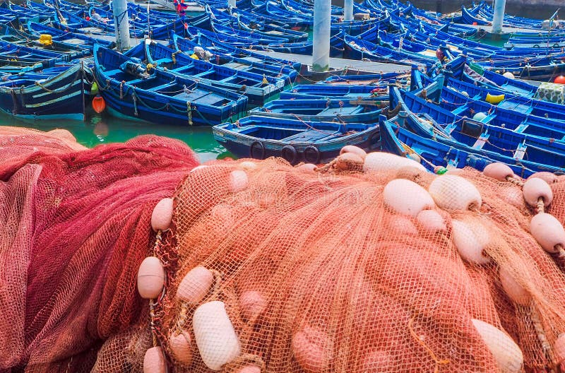 Mooie blauwe boten in de oude haven van Essaouira, Marokko stock afbeeldingen Mooie blauwe boten in de oude haven van Essaouira, Marokko stock afbeeldingen