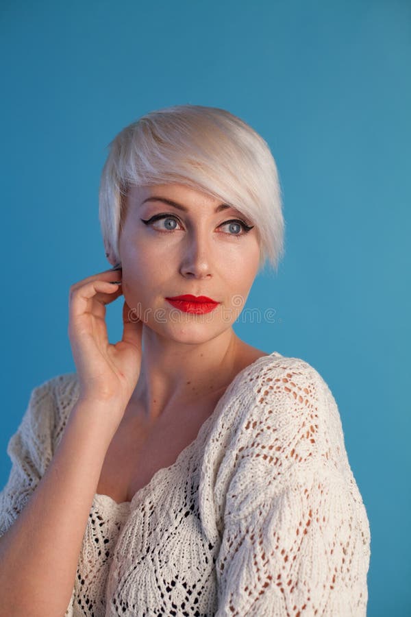 Mooie blondevrouw met het korte portret van de haarmanier stock foto's Mooie blondevrouw met het korte portret van de haarmanier stock foto's