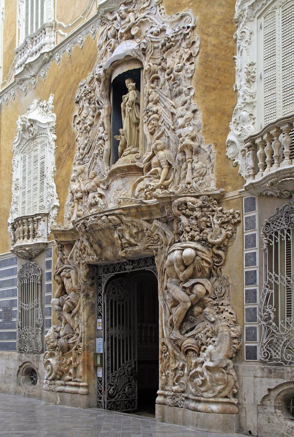 Mooie buitenvoorgevel van Nationaal Museum van Keramiek in Valencia royalty-vrije stock afbeeldingen Mooie buitenvoorgevel van Nationaal Museum van Keramiek in Valencia royalty-vrije stock afbeeldingen