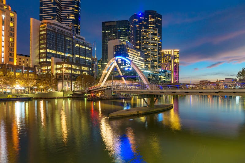 Mooie cityscape bij nacht met brug over rivier stock afbeelding Mooie cityscape bij nacht met brug over rivier stock afbeelding