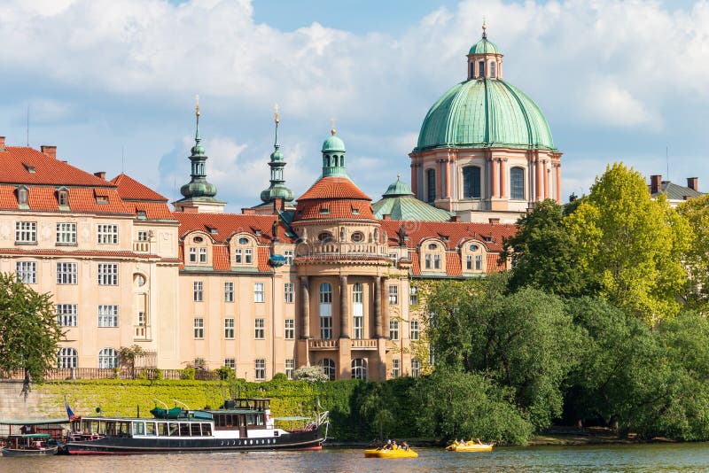 Mooie cityscape van de zomerpraag met klassieke rode daken royalty-vrije stock afbeeldingen Mooie cityscape van de zomerpraag met klassieke rode daken royalty-vrije stock afbeeldingen