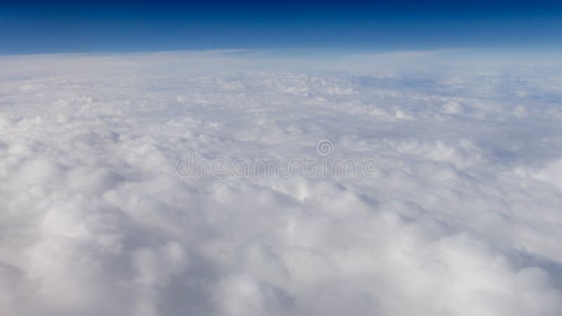 Mooie cloudscape met duidelijke blauwe hemel Een mening van vliegtuigvenster stock foto's Mooie cloudscape met duidelijke blauwe hemel Een mening van vliegtuigvenster stock foto's