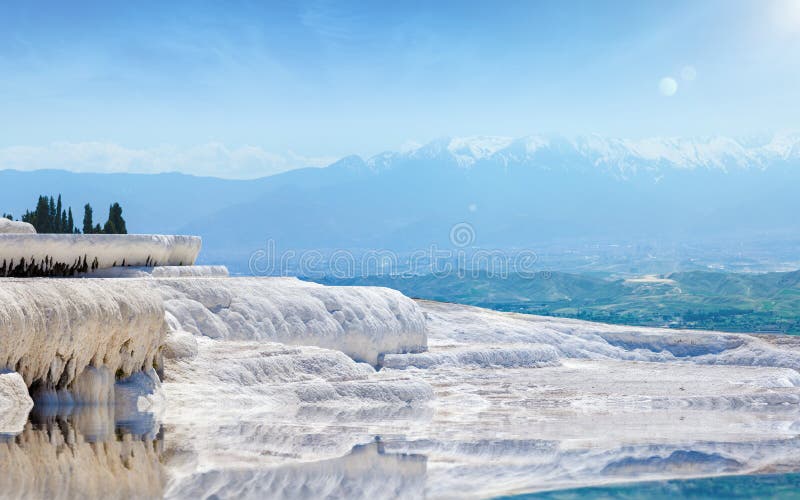 Mooie dag in het verbazen witte Pamukkale, Turkije royalty-vrije stock foto's Mooie dag in het verbazen witte Pamukkale, Turkije royalty-vrije stock foto's