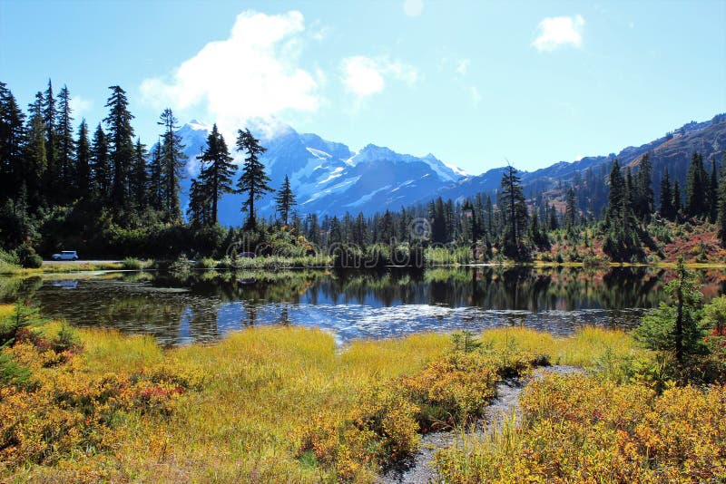 Mooie dalingskleuren rond Beeldmeer en een mening van Onderstel Shuksan in het Onderstel Baker Wilderness stock afbeeldingen Mooie dalingskleuren rond Beeldmeer en een mening van Onderstel Shuksan in het Onderstel Baker Wilderness stock afbeeldingen