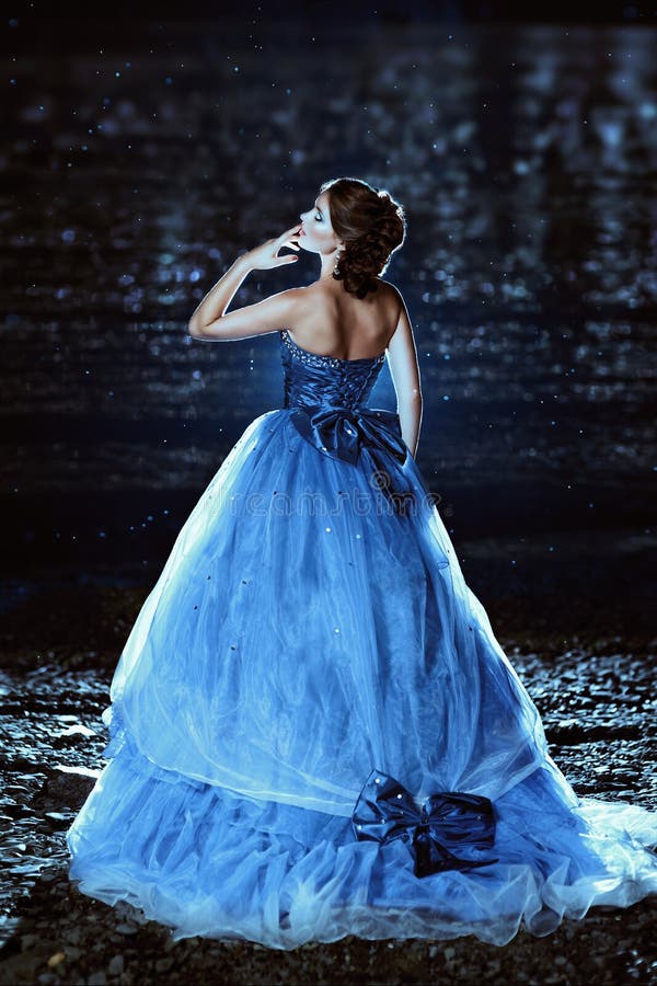 Mooie dame in blauwe kleding royalty-vrije stock fotografie Mooie dame in blauwe kleding royalty-vrije stock fotografie
