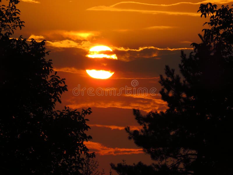 Mooie de zomerzonsondergang met verbazende kleuren royalty-vrije stock foto Mooie de zomerzonsondergang met verbazende kleuren royalty-vrije stock foto