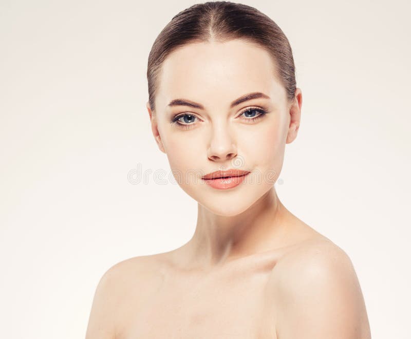 Mooie dichte omhooggaande het portret jonge studio van het vrouwengezicht op wit stock afbeelding Mooie dichte omhooggaande het portret jonge studio van het vrouwengezicht op wit stock afbeelding