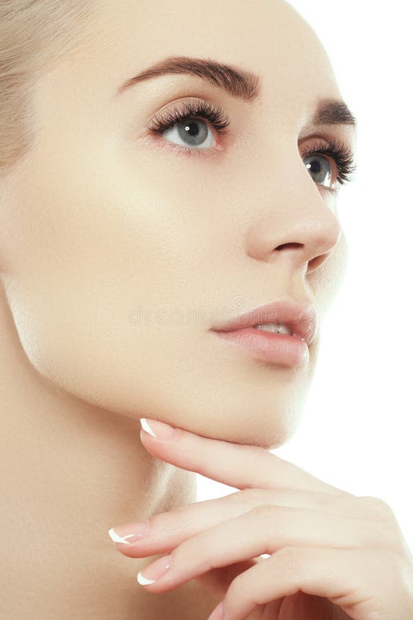 Mooie dichte omhooggaande het portretstudio van het vrouwengezicht op wit stock foto Mooie dichte omhooggaande het portretstudio van het vrouwengezicht op wit stock foto