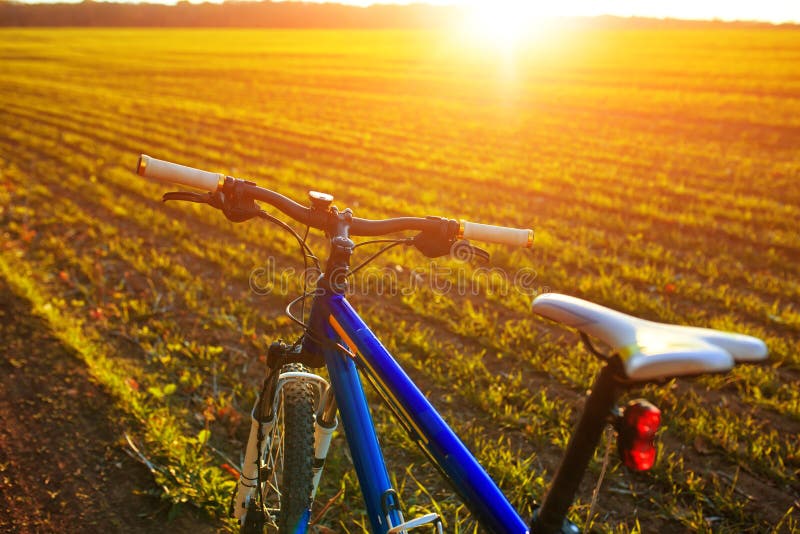 Mooie dichte omhooggaande scène van fiets bij zonsondergang, royalty-vrije stock foto Mooie dichte omhooggaande scène van fiets bij zonsondergang, royalty-vrije stock foto