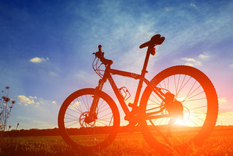Mooie dichte omhooggaande scène van fiets bij zonsondergang, stock afbeeldingen Mooie dichte omhooggaande scène van fiets bij zonsondergang, stock afbeeldingen