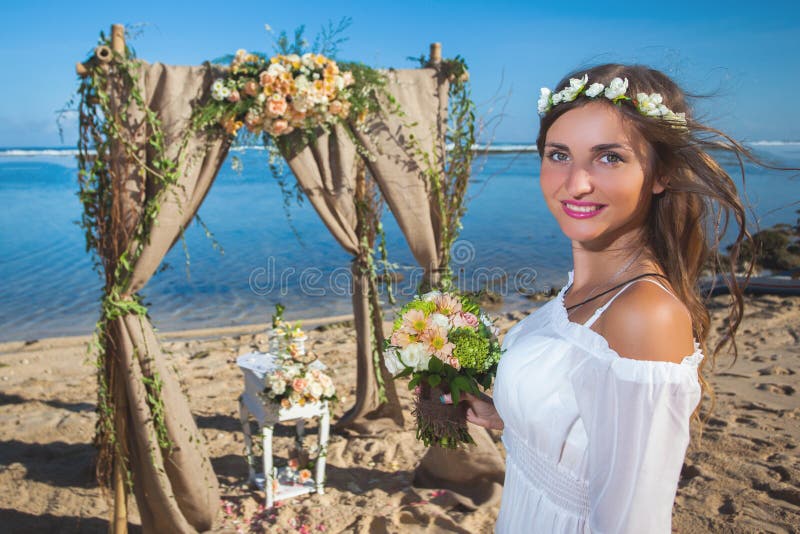 Mooie die bruid bij het strand, Bali wordt gehuwd De ceremonie van het huwelijk stock afbeelding Mooie die bruid bij het strand, Bali wordt gehuwd De ceremonie van het huwelijk stock afbeelding