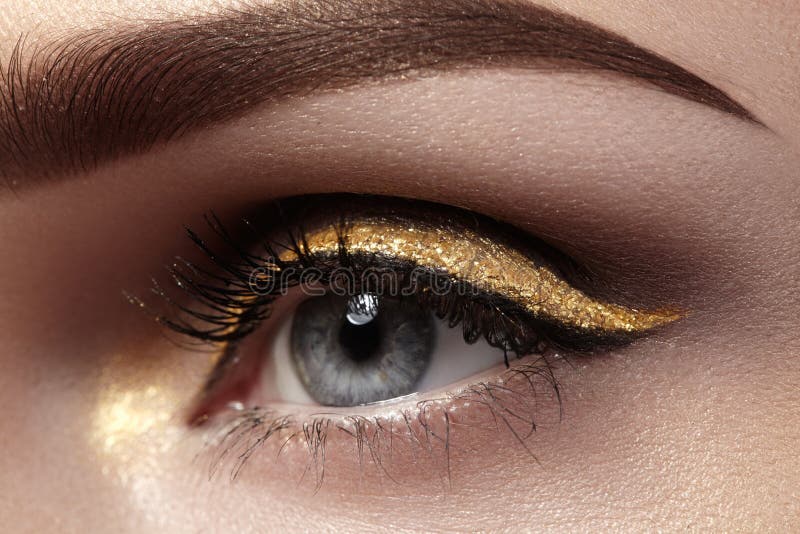 Mooie die macro van vrouwelijk oog met plechtige make-up wordt geschoten Perfecte vorm van wenkbrauwen, eyeliner en vrij gouden l stock afbeeldingen Mooie die macro van vrouwelijk oog met plechtige make-up wordt geschoten Perfecte vorm van wenkbrauwen, eyeliner en vrij gouden l stock afbeeldingen