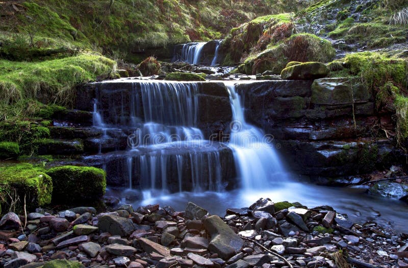 Mooie draperende waterval, Nant Bwrefwy, Hogere blaen-y-Glyn royalty-vrije stock afbeeldingen Mooie draperende waterval, Nant Bwrefwy, Hogere blaen-y-Glyn royalty-vrije stock afbeeldingen
