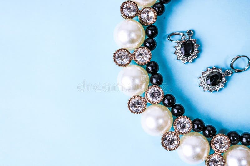 Mooie dure kostbare glanzende juwelen modieuze betoverende juwelen, halsband en oorringen met parels en diamanten, diamanten