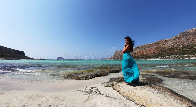 Mooie elegante vrouw op een strand met turkooise duidelijke wateren royalty-vrije stock fotografie Mooie elegante vrouw op een strand met turkooise duidelijke wateren royalty-vrije stock fotografie