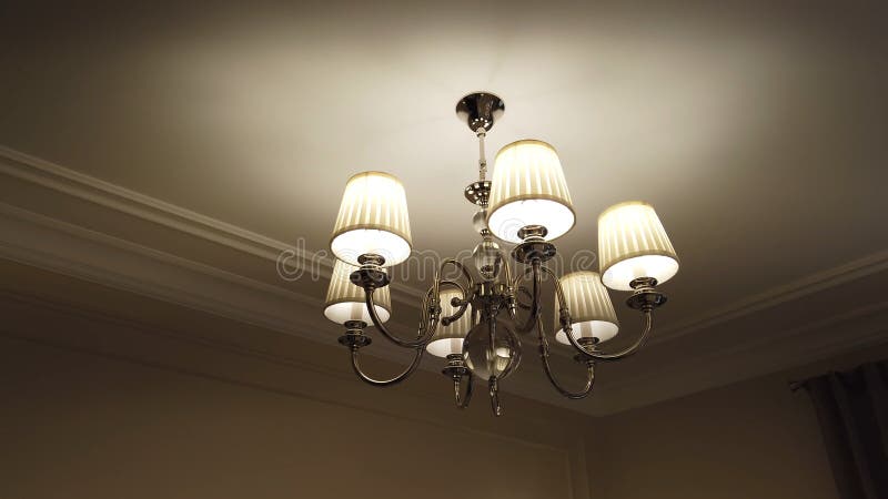 Mooie en beste moderne kroonluchter in woonkamer stock foto Mooie en beste moderne kroonluchter in woonkamer stock foto