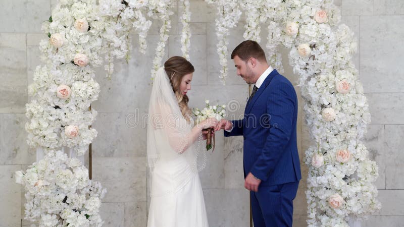 Mooie en vrolijke bruid- en groomwisselingen in een bloementolet