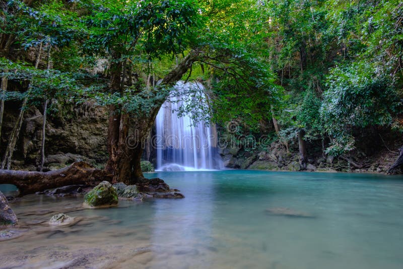 Mooie Erawan-Waterval in diep bos bij Nationaal Park, Ka stock afbeelding Mooie Erawan-Waterval in diep bos bij Nationaal Park, Ka stock afbeelding