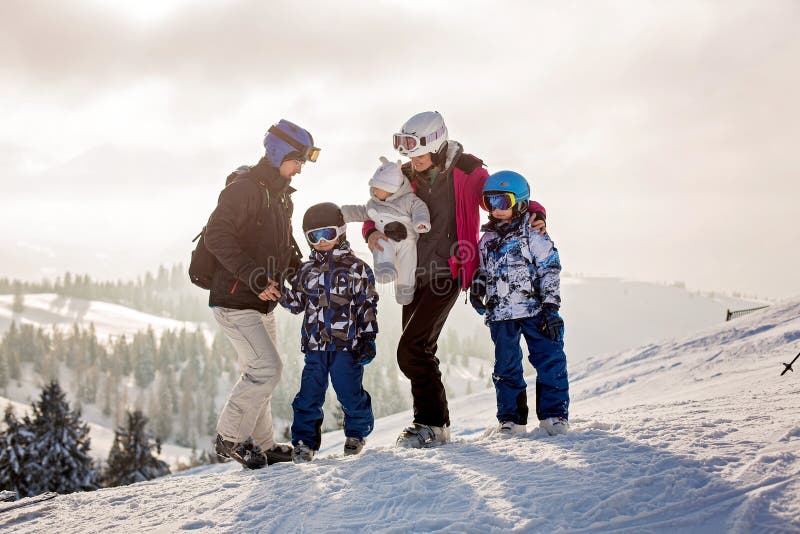 Mooie familie met jonge geitjes, die op een landschapsgebied ski?en in Oostenrijker stock afbeelding Mooie familie met jonge geitjes, die op een landschapsgebied ski?en in Oostenrijker stock afbeelding