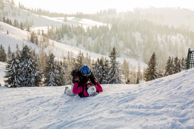 Mooie familie met jonge geitjes, die op een landschapsgebied ski?en in Oostenrijker stock foto Mooie familie met jonge geitjes, die op een landschapsgebied ski?en in Oostenrijker stock foto