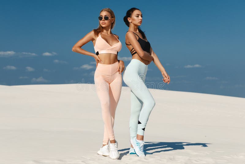 Mooie fitnessmodellen in sportkleding Een paar atletische meisjes in leggings buiten stock foto's Mooie fitnessmodellen in sportkleding Een paar atletische meisjes in leggings buiten stock foto's