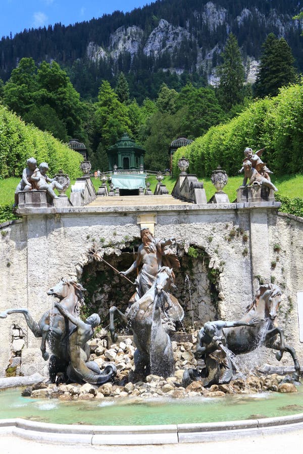 Mooie Fontein bij de rug van het kasteel Linderhof in Duitsland stock foto's Mooie Fontein bij de rug van het kasteel Linderhof in Duitsland stock foto's
