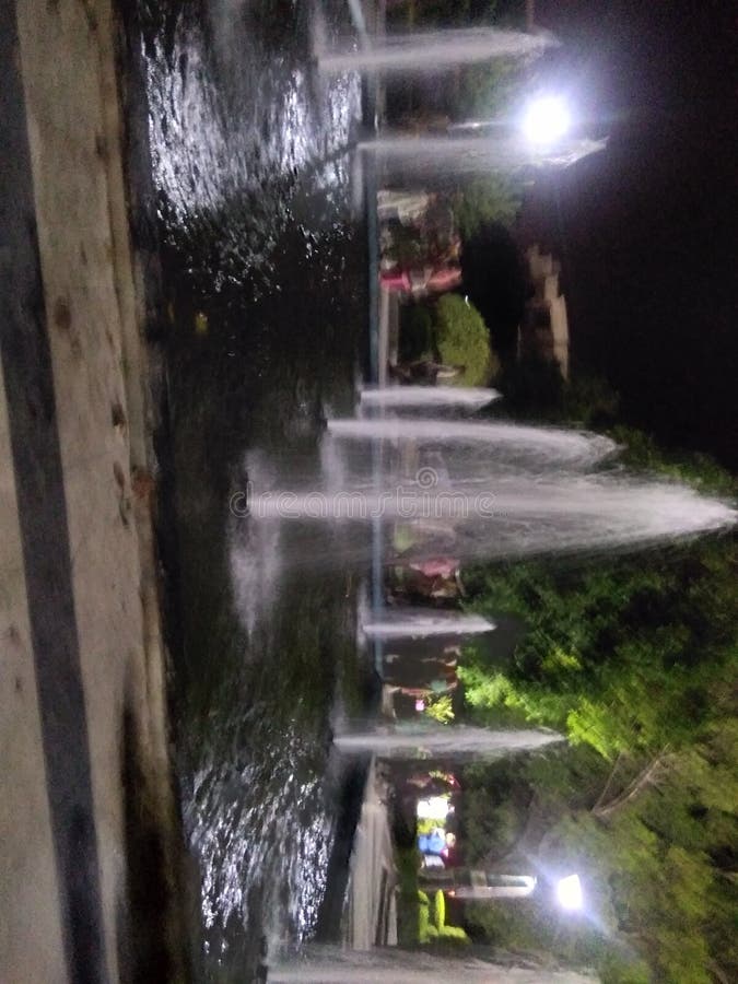 Mooie fontein in park stock afbeelding Mooie fontein in park stock afbeelding