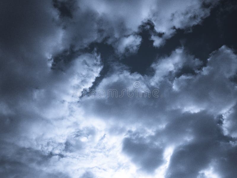 Mooie foto met blauwe hemel met dreigende wolken royalty-vrije stock fotografie Mooie foto met blauwe hemel met dreigende wolken royalty-vrije stock fotografie