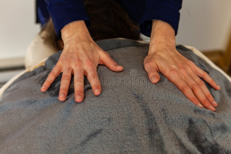 Mooie Foto van de handen die van een Vrouw een diepe weefselmassage geven royalty-vrije stock afbeelding Mooie Foto van de handen die van een Vrouw een diepe weefselmassage geven royalty-vrije stock afbeelding
