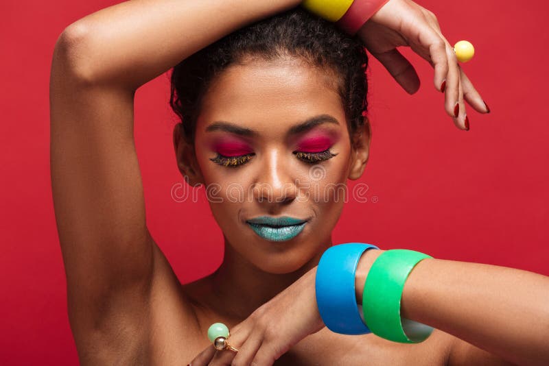 Mooie foto van half-naked mulatvrouw met in make-up D stock foto Mooie foto van half-naked mulatvrouw met in make-up D stock foto