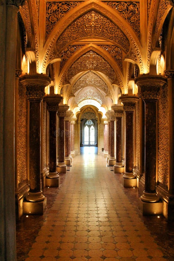 Mooie gang met archs en pijlers van Monserrate-Paleis in Sintra royalty-vrije stock foto Mooie gang met archs en pijlers van Monserrate-Paleis in Sintra royalty-vrije stock foto