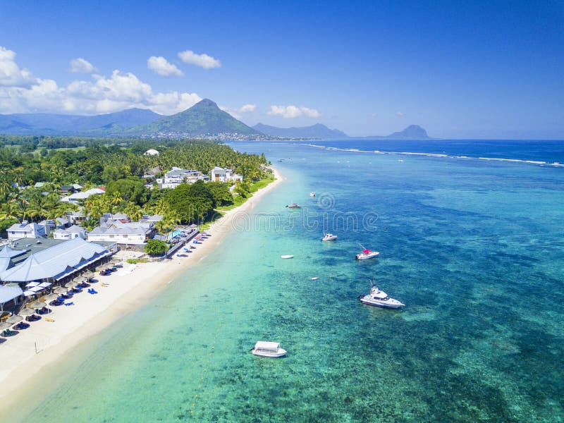 Mooie gebiedsmening van strand met boten op Mauritius Island