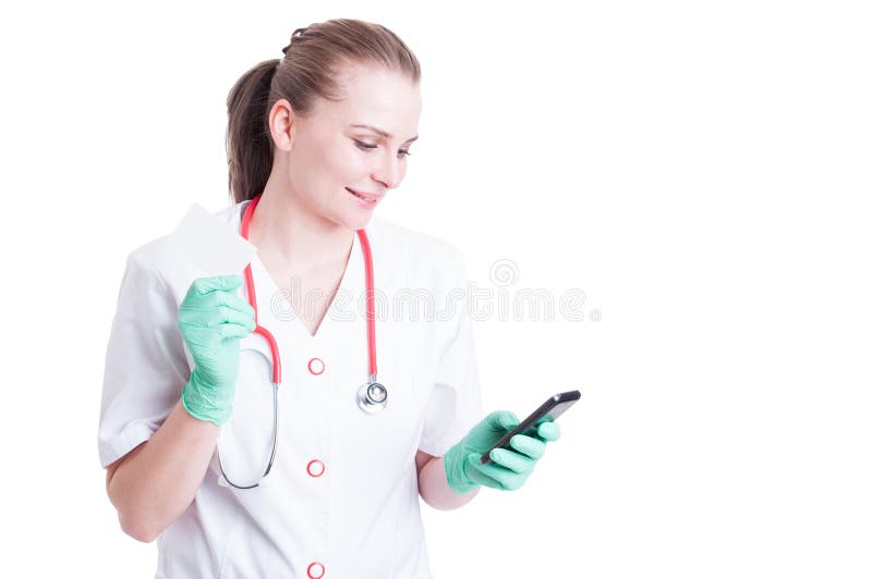 Mooie gelukkige vrouwelijke arts die een adreskaartje houden en cellph stock foto Mooie gelukkige vrouwelijke arts die een adreskaartje houden en cellph stock foto