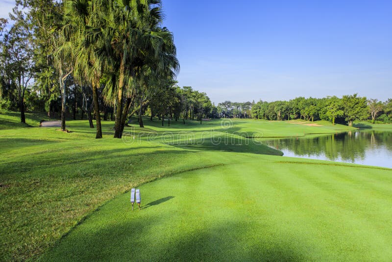 Mooie golfcursus op een zonnige dag, Thailand royalty-vrije stock afbeelding Mooie golfcursus op een zonnige dag, Thailand royalty-vrije stock afbeelding
